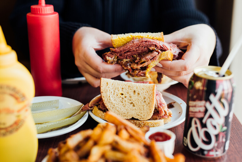 Un smoked meat de lester's Deli