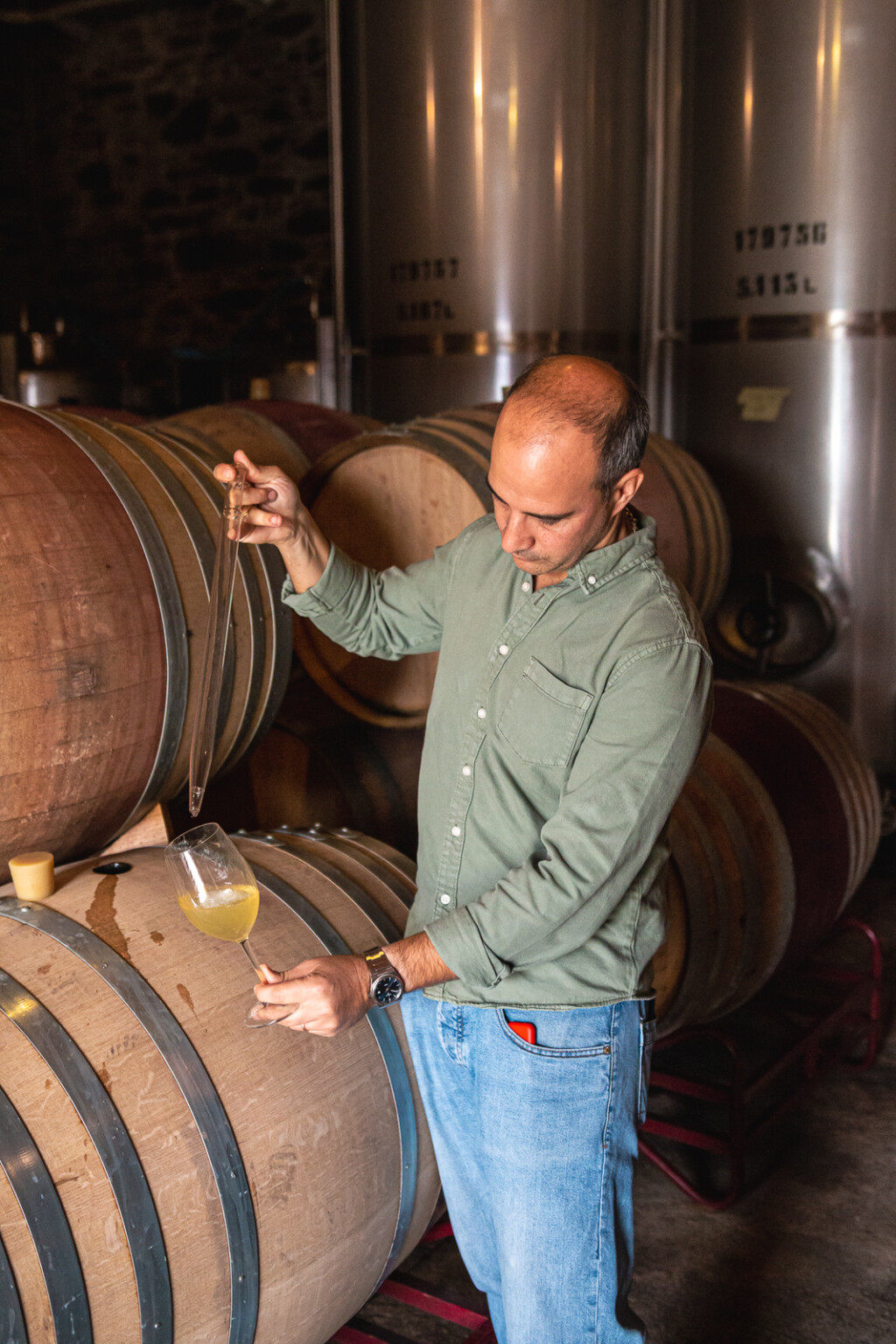 André au chai du vignoble de Quinta das Quartas