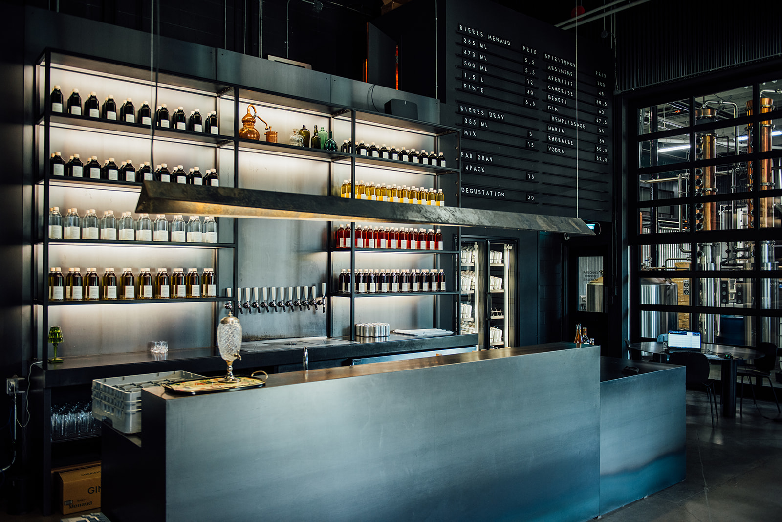 Dégustation de spiritueux et de bières artisanales à la distillerie et brasserie Menaud