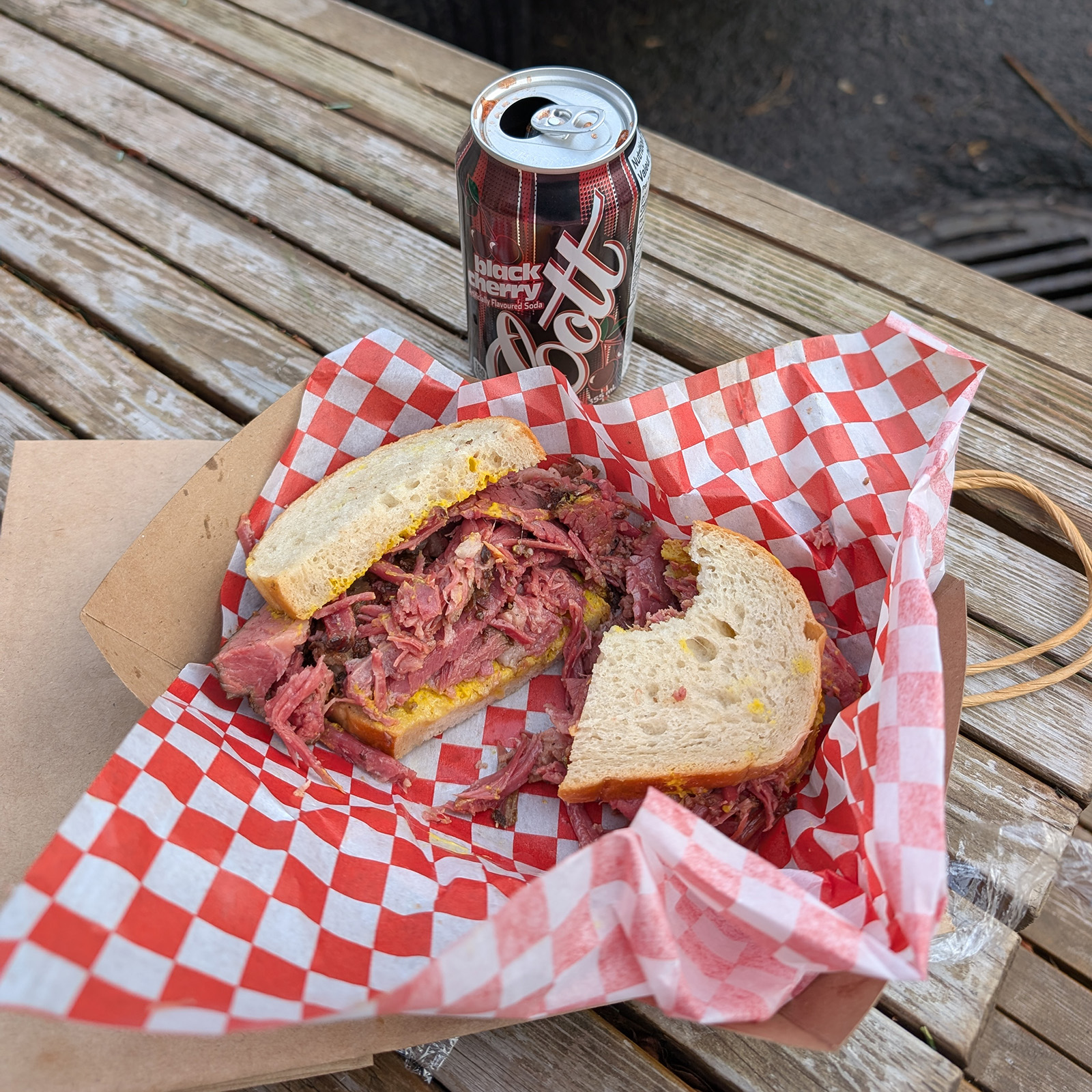 Le sandwich à la viande fumée de la boucherie Taglio